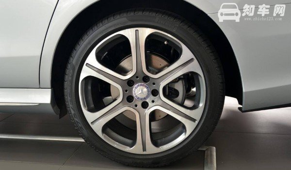 奔驰e300l车身长度 定位中大型轿车(车身长达5米)