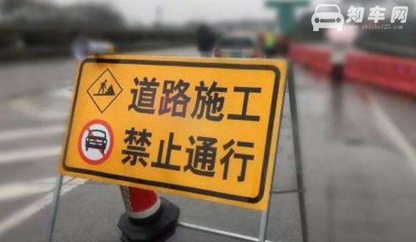 雪天在高速公路上行驶时,关于安全车距错误的说法(能见度小于200米保持与前车至少持50米)