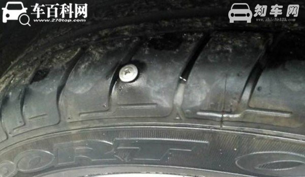 汽车轮胎没气了怎么解决? 两种解决方法(后备箱使用备胎)