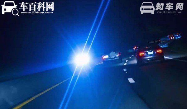 自适应远近光灯怎么使用 位于方向盘左侧灯光杆(操作很简单)