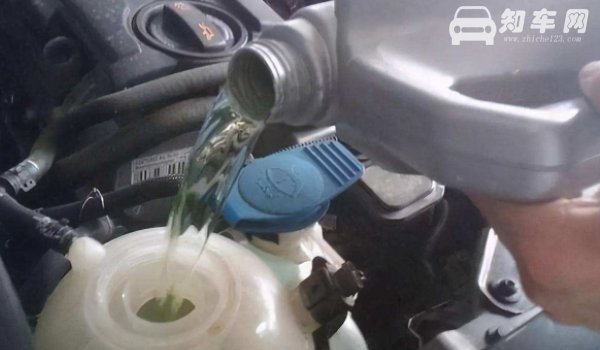汽车水箱加水还是加防冻液
