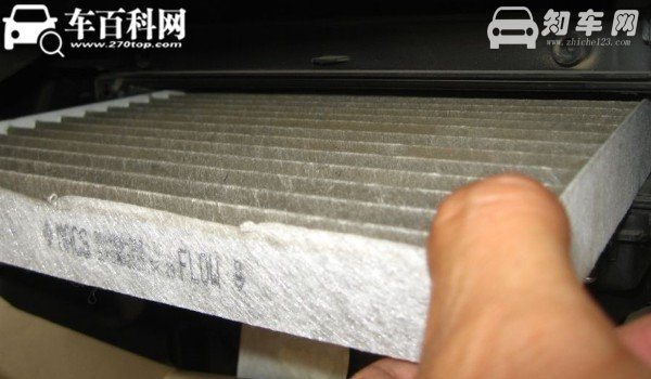 威尔法空调滤芯装在哪里 位于副驾驶手套箱的后面