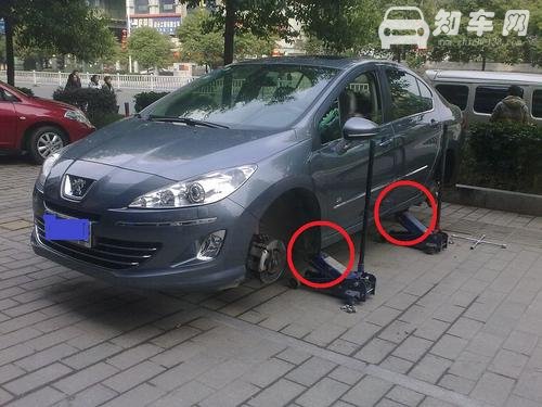 车底盘下面有4个支撑点