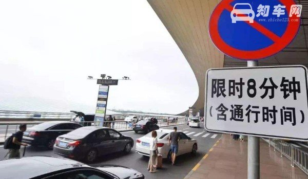 车辆临时靠边停车后准备起步时应先怎么做