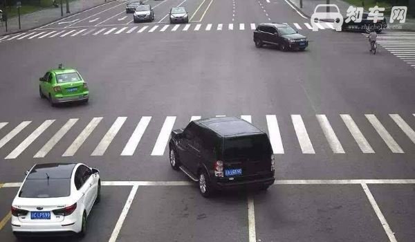 全绿灯时直行道右转了