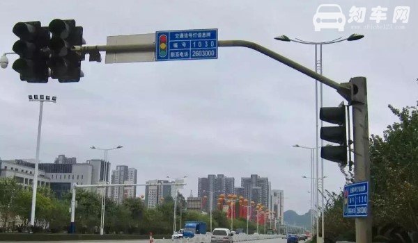 绿灯时左转车道直行了