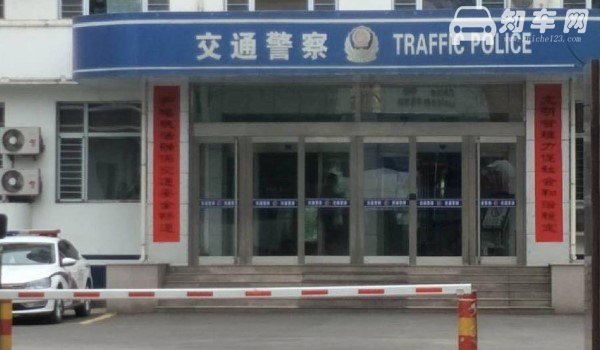 强险标志和年检标志都不用贴了吗