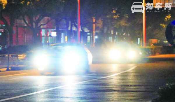 夜间通过拱桥使用什么灯光