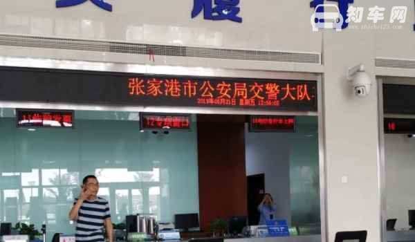 为啥车牌容易被水冲掉