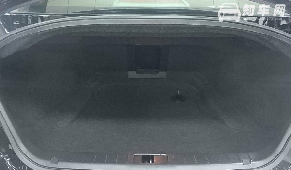 英菲尼迪q70l车身尺寸是多少 英菲尼迪q70l后备箱多大（常规容积500L）