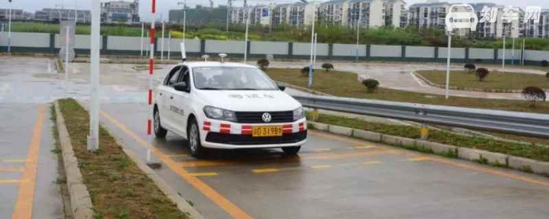 考科二有人跟在车上吗