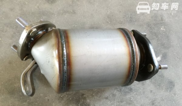 车上的三元催化器是什么样 三元催化器是机动车辆必须要使用的零部件