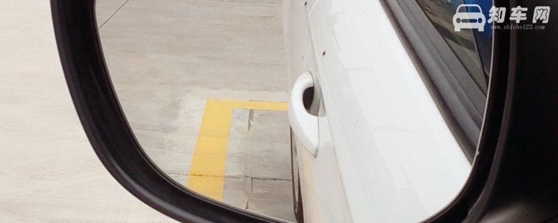 右倒库看哪个后视镜