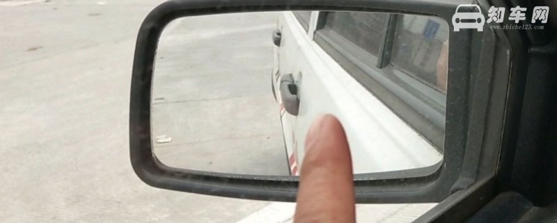 倒车入库后视镜压线合格吗