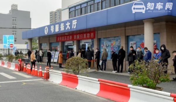 直行绿灯左转红灯可以掉头吗