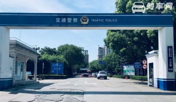 直行绿灯左转红灯可以掉头吗