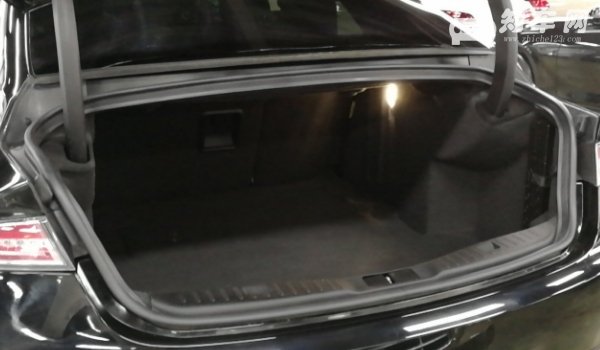 林肯mkz尺寸长宽高多少 林肯mkz后备箱尺寸多少（容积508-1324L）