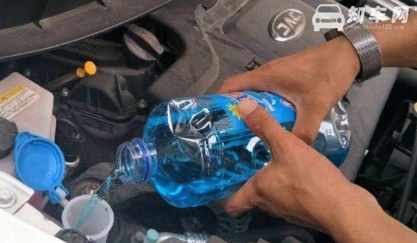 启辰t70在哪里加玻璃水 启辰t70玻璃水位置(发动机舱左下角)