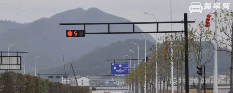红绿灯路口走错车道扣几分