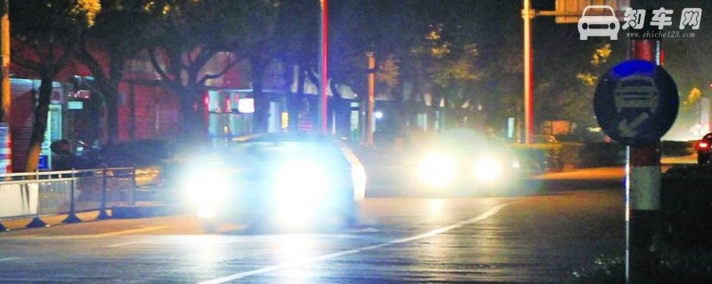 夜间照明不良条件下行驶开什么灯
