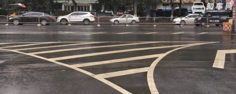 导流线压线变道扣分吗