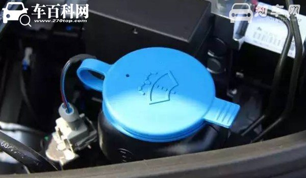 五菱宏光s在哪里加玻璃水 洗玻璃加水的在哪(发动机舱右上角)