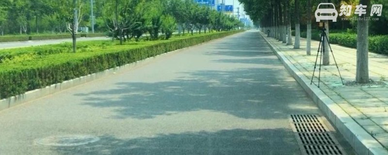 靠边停车是斜的会挂吗