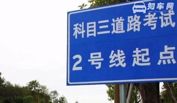 靠边停车是斜的会挂吗