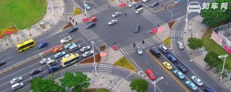 右转车让左转车还是左转车让右转车