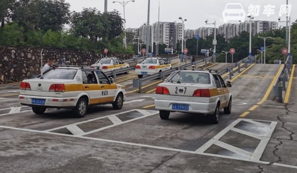 倒车入库停顿可以几秒