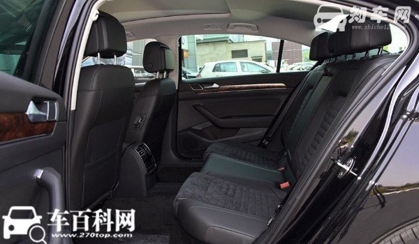 奥迪a4和迈腾对比哪个好 迈腾空间大配置丰富(车身长达4.8米)