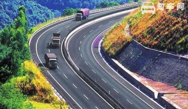 高速上能跟在大货车后面吗