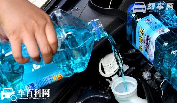 奥迪s4玻璃水在哪加 位于发动机舱右上角位置