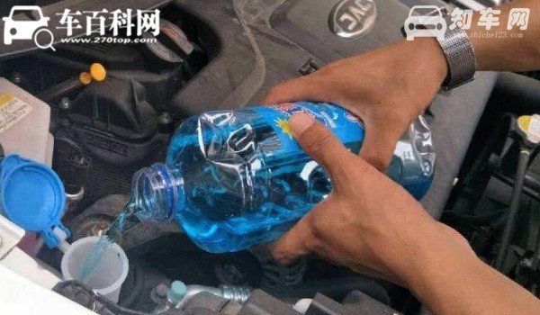 奥迪a4l在哪里加玻璃水 加玻璃水在哪个位置(发动机舱右上角)