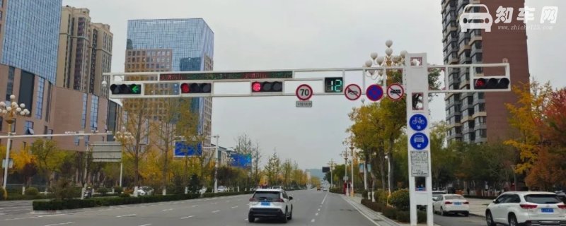 红灯亮时车辆不可以向哪边拐 主要根据路口的交通指示标识确定