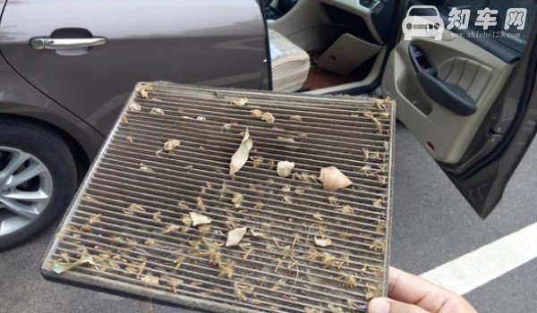 昂科旗空调滤芯位置 位于副驾驶手套箱后面