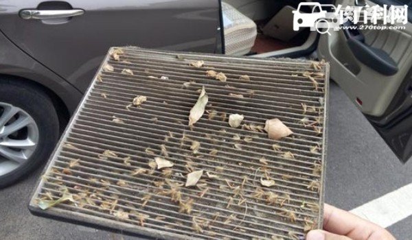 揽胜极光空调滤芯在哪 位于副驾驶手套箱后面