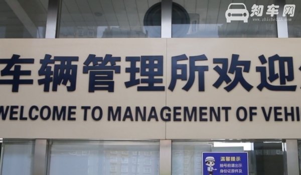 红灯一变立即抓拍吗