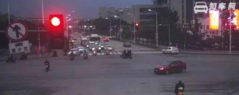 红灯一变立即抓拍吗