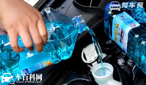 东风风行t5在哪加玻璃水 位于发动机舱左下角