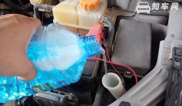 凯迪拉克xt4在哪里加玻璃水 xt4加玻璃水的位置(发动机舱右下角)