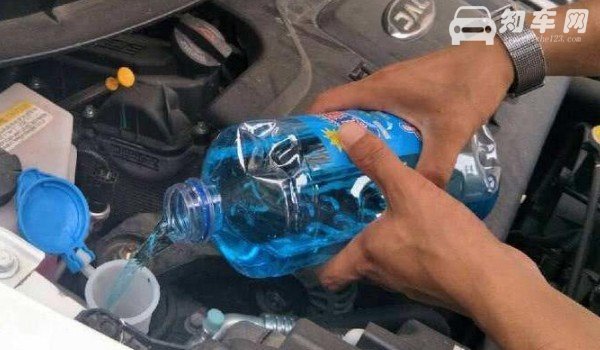 名爵6玻璃水在哪里加 位于发动机舱右下角(蓝色瓶盖)