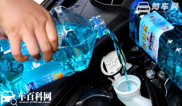 日产轩逸在哪加玻璃水 日产新轩逸玻璃水在哪加(发动机舱左下角)