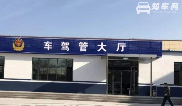 新车多久之内必须上牌（在三次机动车辆临时号牌使用完成）