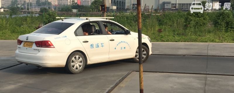 直角转弯要自己关灯吗