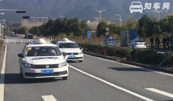 科目三减速先踩刹车还是离合