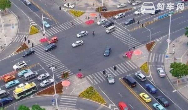 夜间直行通过路口用什么灯光