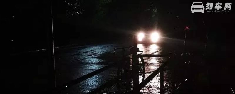 夜间直行通过路口用什么灯光
