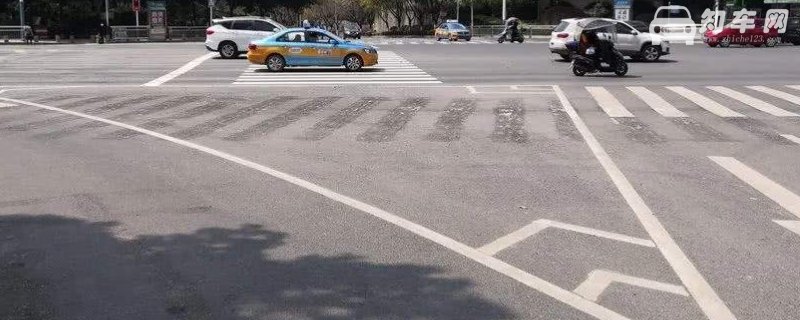 路口白色带网格线可以压吗