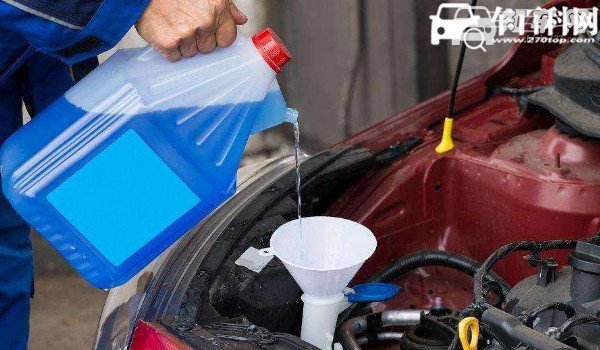 玻璃水冻住了怎么处理 朝玻璃水箱注入温水(冬季推荐使用防冻玻璃水)